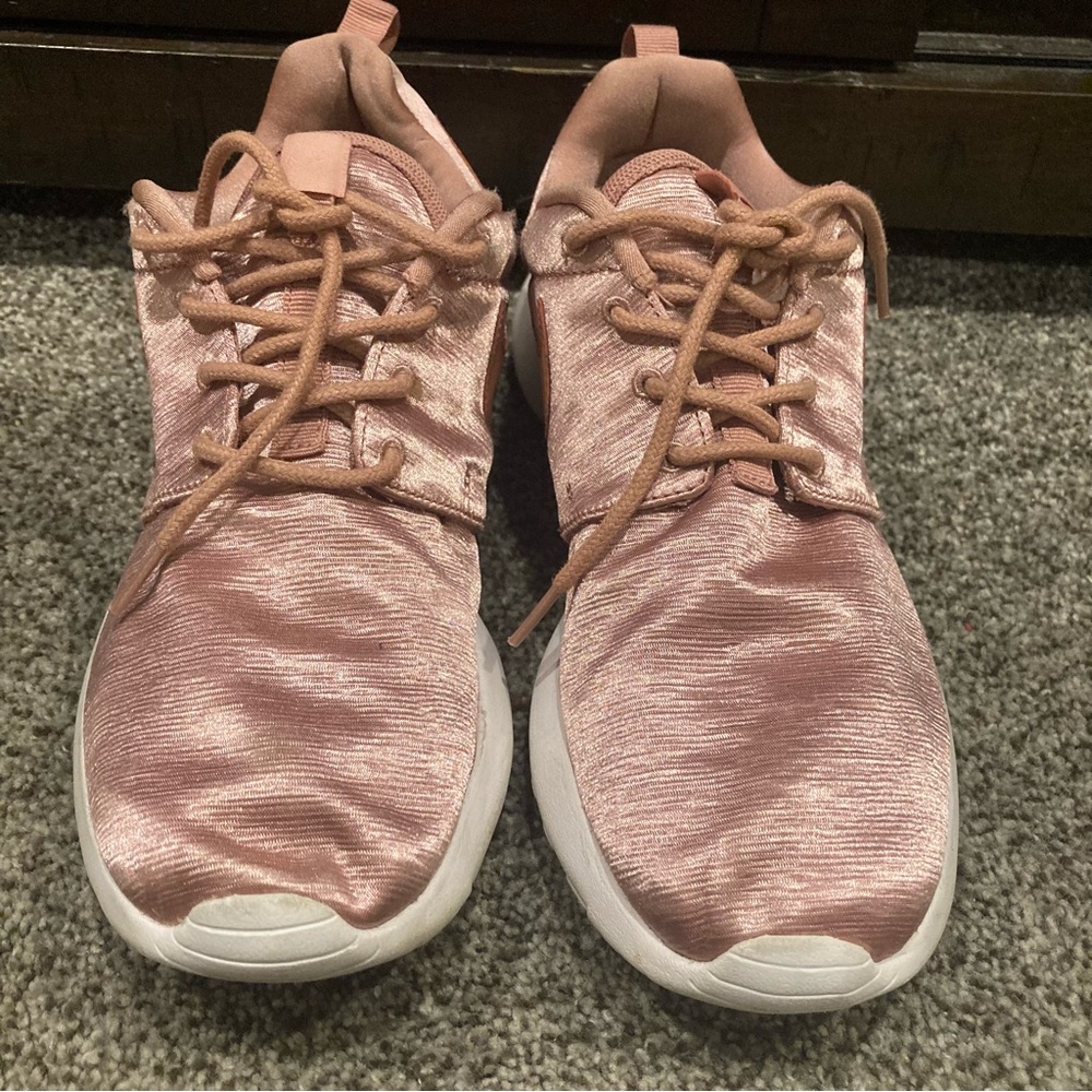 Size 8 Women's Nike Roshe One ORM Sneakers 833928-601 Rust Pink/Rush Pink/White